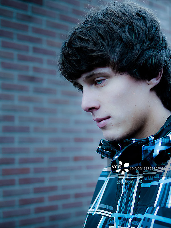 思考中的向下看的男孩图片素材