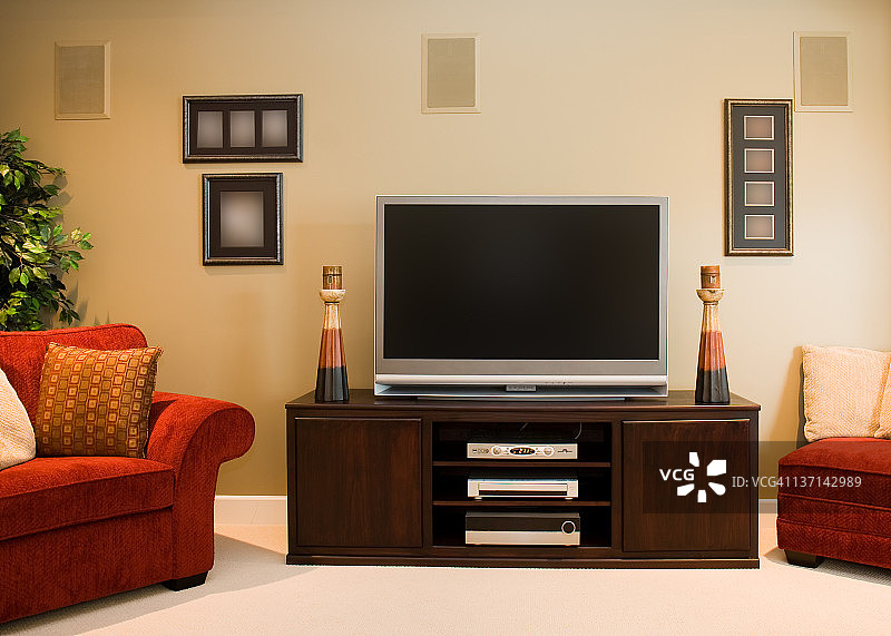 家庭影音室中的宽屏电视图片素材