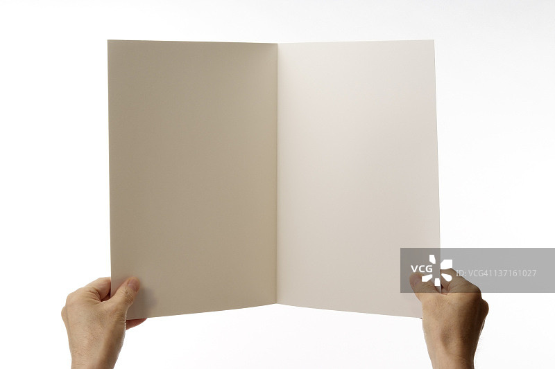 白色背景上手持空白纸张图片素材