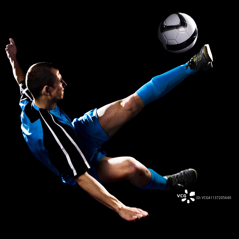 正在做足球倒钩的年轻白人男子图片素材