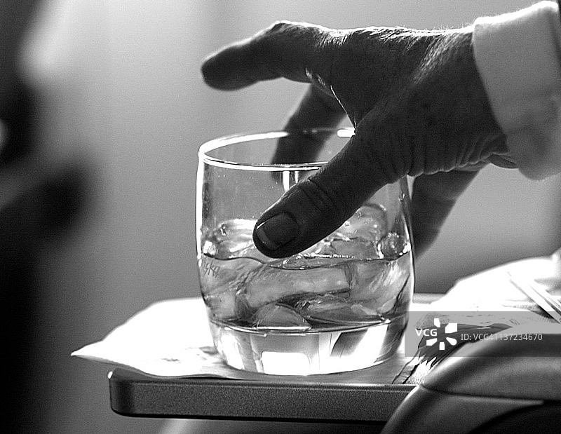 女人在喝饮品图片素材