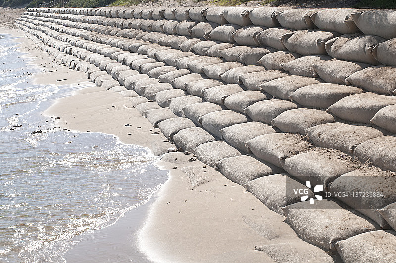 沙滩上的沙袋图片素材