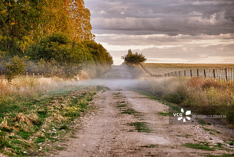 穿过栅栏的小路图片素材