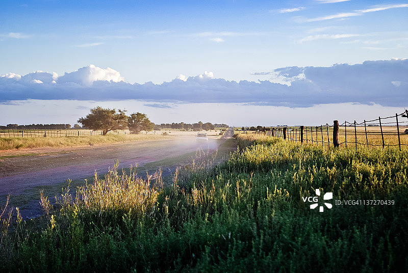 在乡村道路上行驶图片素材