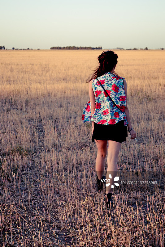 抽烟的女人图片素材