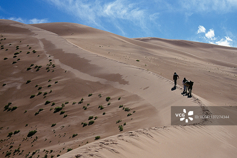 徒步者攀登洪果林沙丘图片素材