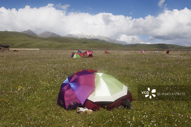 在彩色伞下放松的修女们图片素材