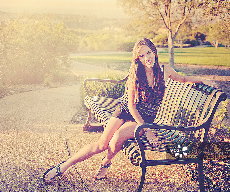 坐在公园长椅上的少女图片素材