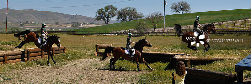 骑马者跨越障碍图片素材