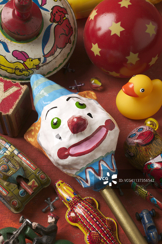 小丑拨浪鼓搭配旧玩具图片素材