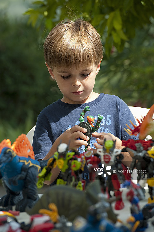 年轻男孩和他的玩具图片素材