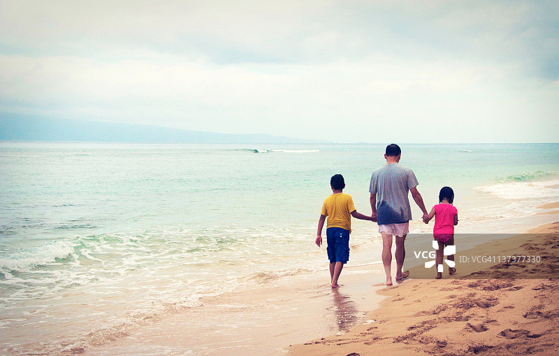 夏威夷毛伊岛卡阿纳帕利海滩上的家庭图片素材