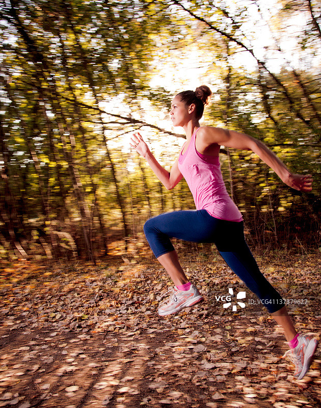 在公园里慢跑的女人图片素材
