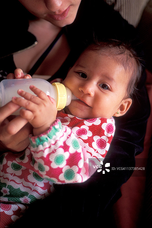 宝宝喝奶图片素材