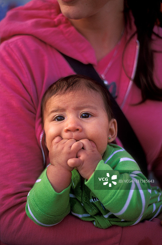 宝宝啃咬手图片素材