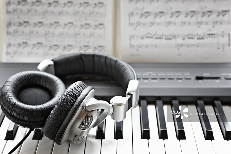 电子钢琴键盘上的耳机图片素材