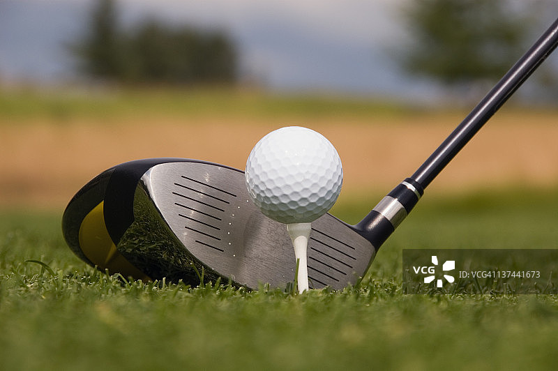 高尔夫球杆和球图片素材