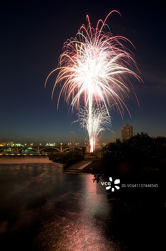 深蓝色夜空中绽放的烟花图片素材