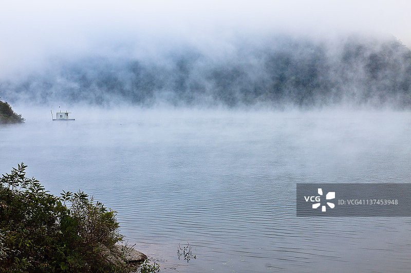 黎明时薄雾笼罩的河流景色图片素材