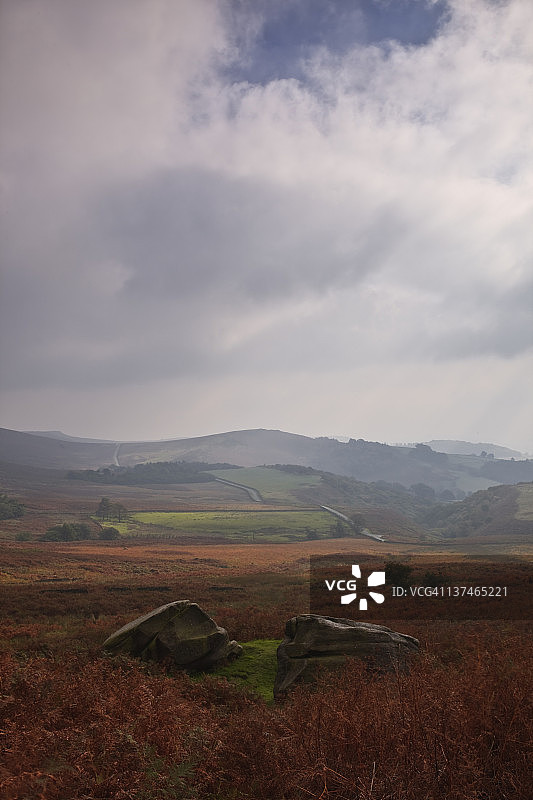 斯坦纳奇边缘附近的雾蒙蒙的荒地图片素材
