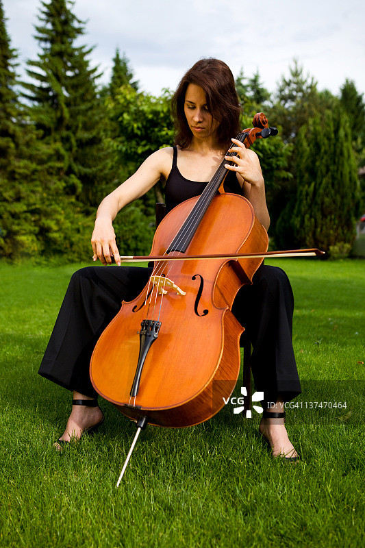 在户外演奏大提琴的漂亮女大提琴家图片素材