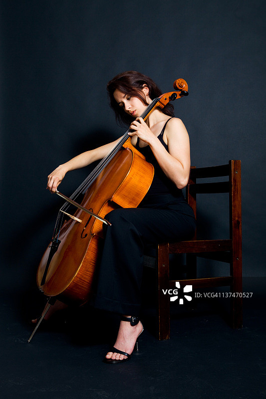 带着乐器的大提琴美女图片素材