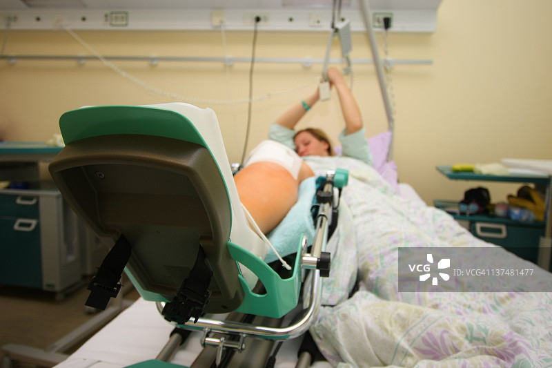 骨科手术后的女孩图片素材