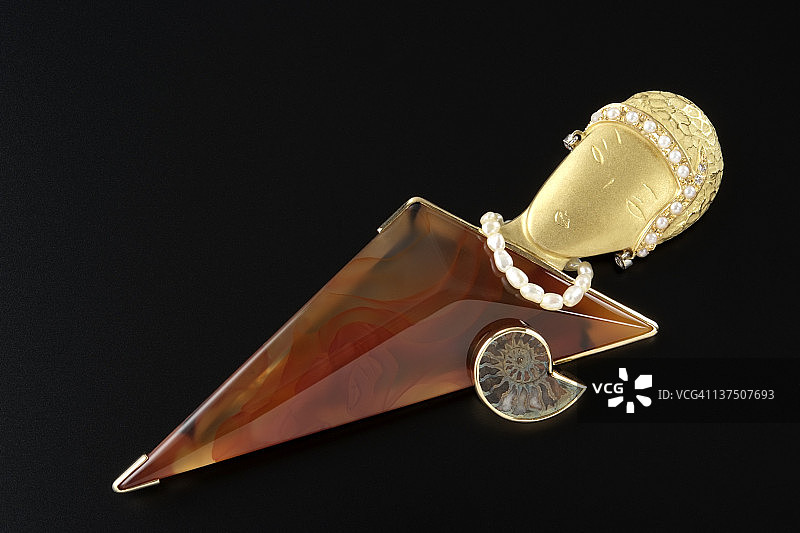 黑色背景上的金色奢华胸针图片素材