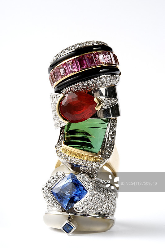 白色背景上堆叠的奢华戒指特写图片素材