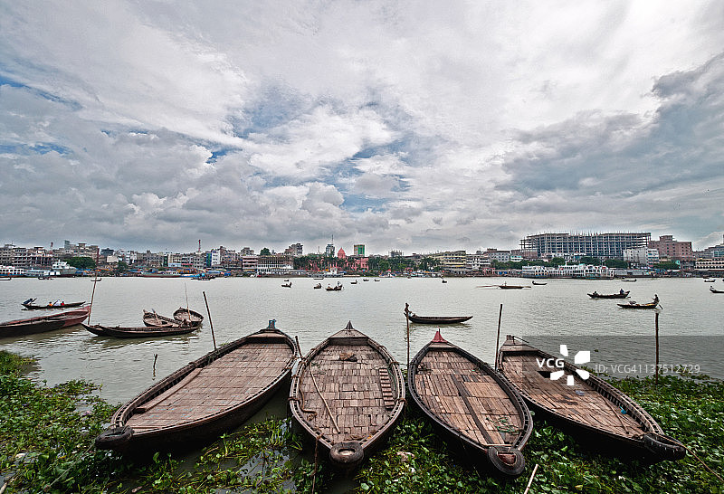 布里甘加河上的船只图片素材