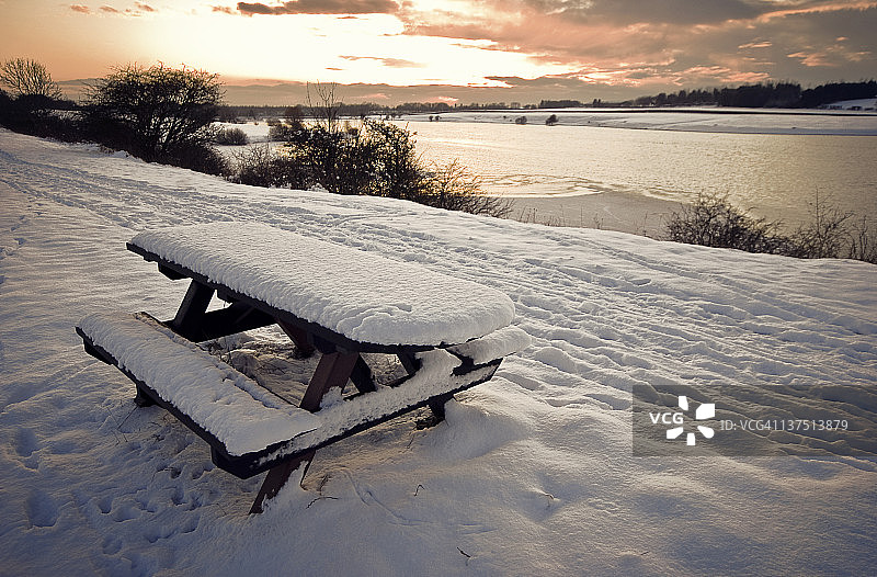 雪地里的野餐长椅图片素材