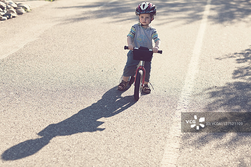 骑自行车的小男孩图片素材