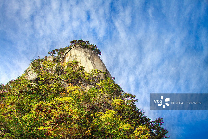 多云天空下的岩石图片素材