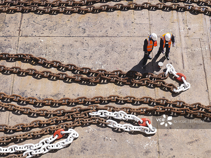 工人在干船坞里拿着锚链图片素材