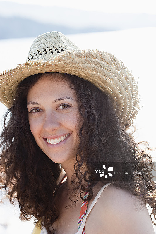 微笑女人戴着遮阳帽特写图片素材