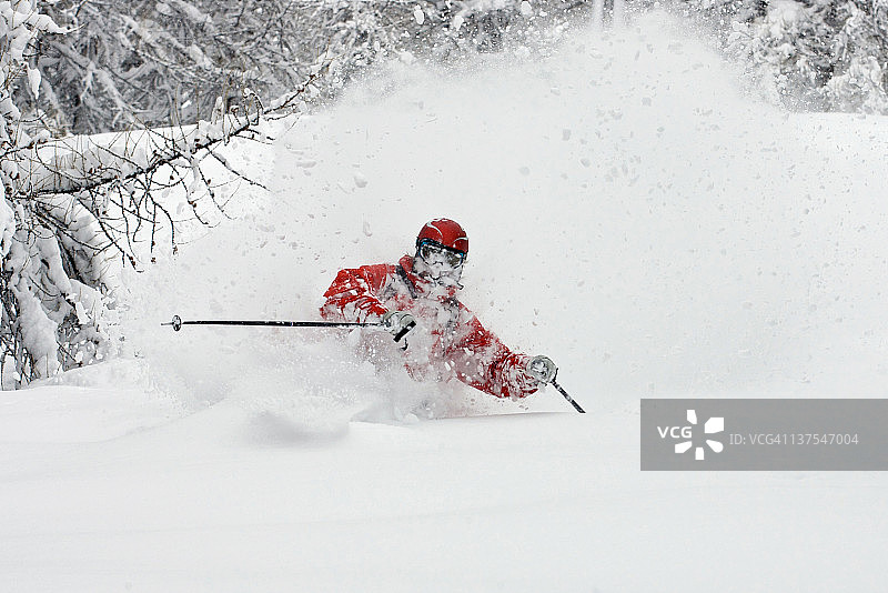 雪地上的越野滑雪者图片素材