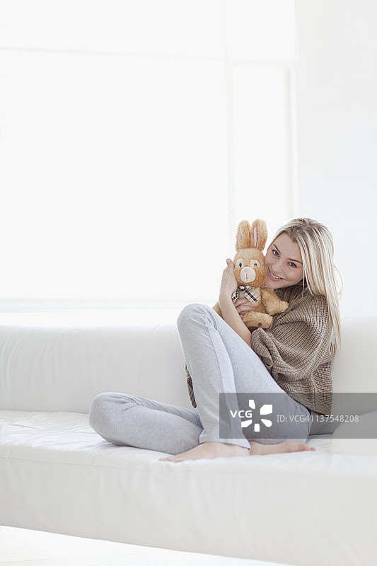 拥抱毛绒玩具的少女图片素材