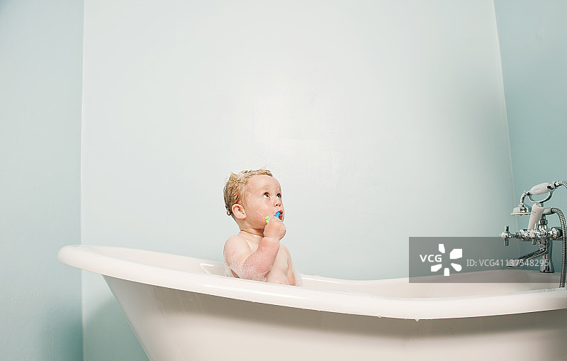 幼儿坐在泡泡浴缸里图片素材