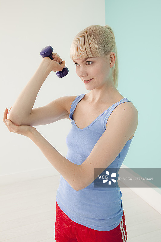 女人举手部重量器械图片素材