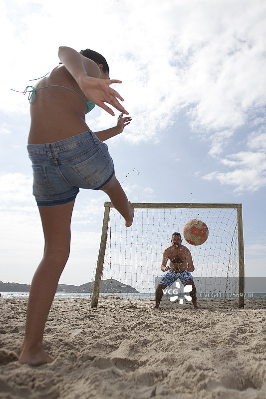 沙滩上的足球图片素材