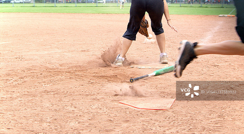 垒球运动员的腿部特写图片素材
