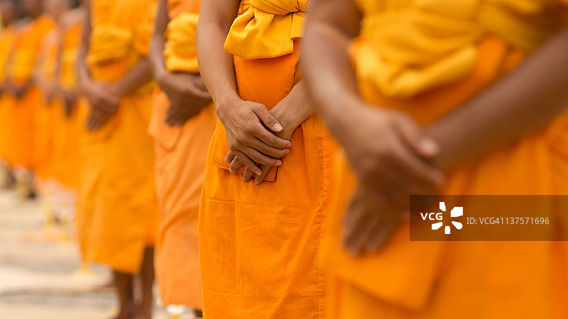 佛教僧侣静立图片素材