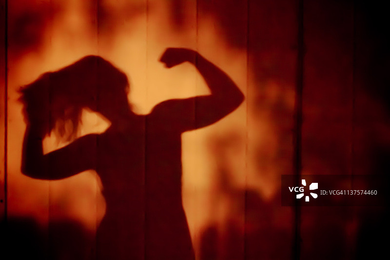 女人拉头发的影子图片素材