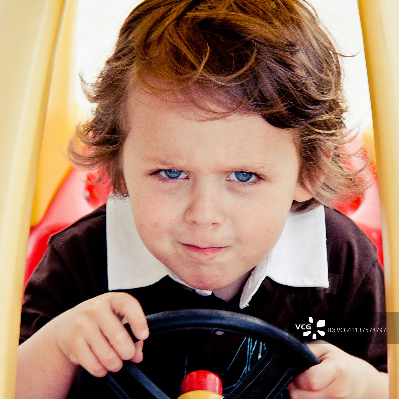 玩具车里的小男孩图片素材