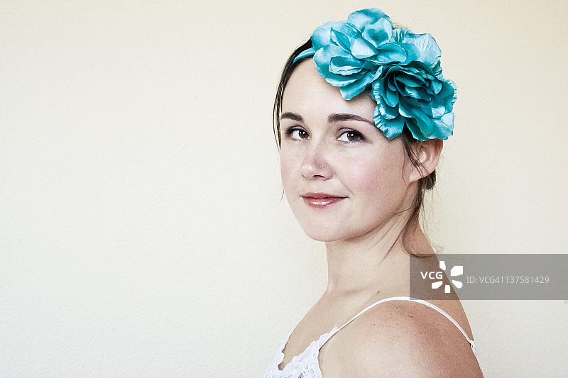 头发上戴着绿松石花的女人图片素材