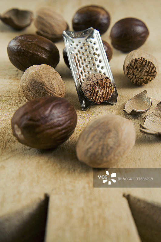 肉豆蔻和磨碎的肉豆蔻与擦板图片素材