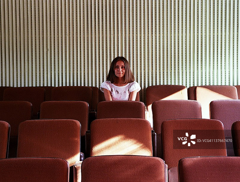 电影感年轻女人图片素材