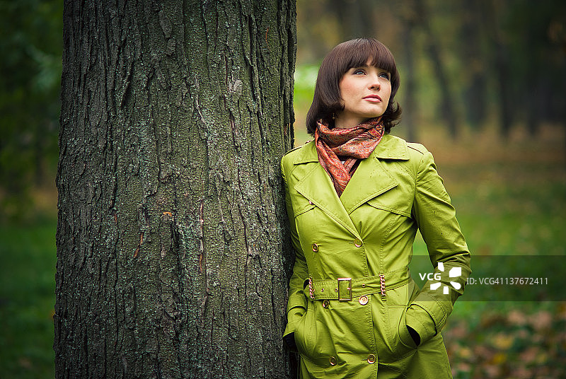 在顿河畔罗斯托夫革命公园的年轻女子图片素材