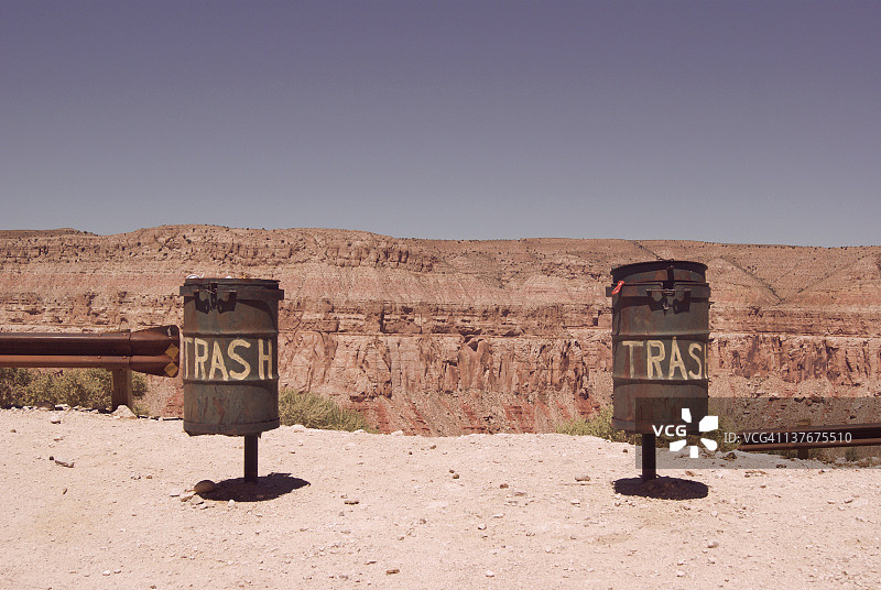 瓦拉派山顶上的垃圾桶图片素材