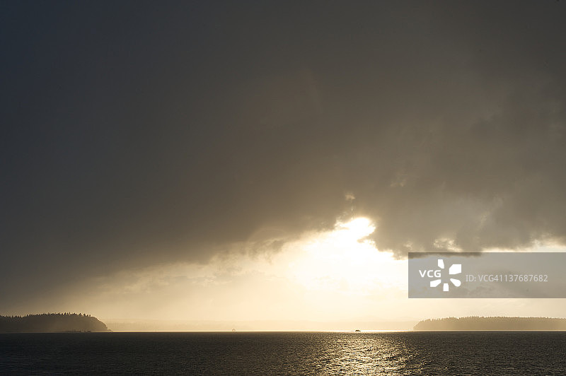 太阳和风暴图片素材